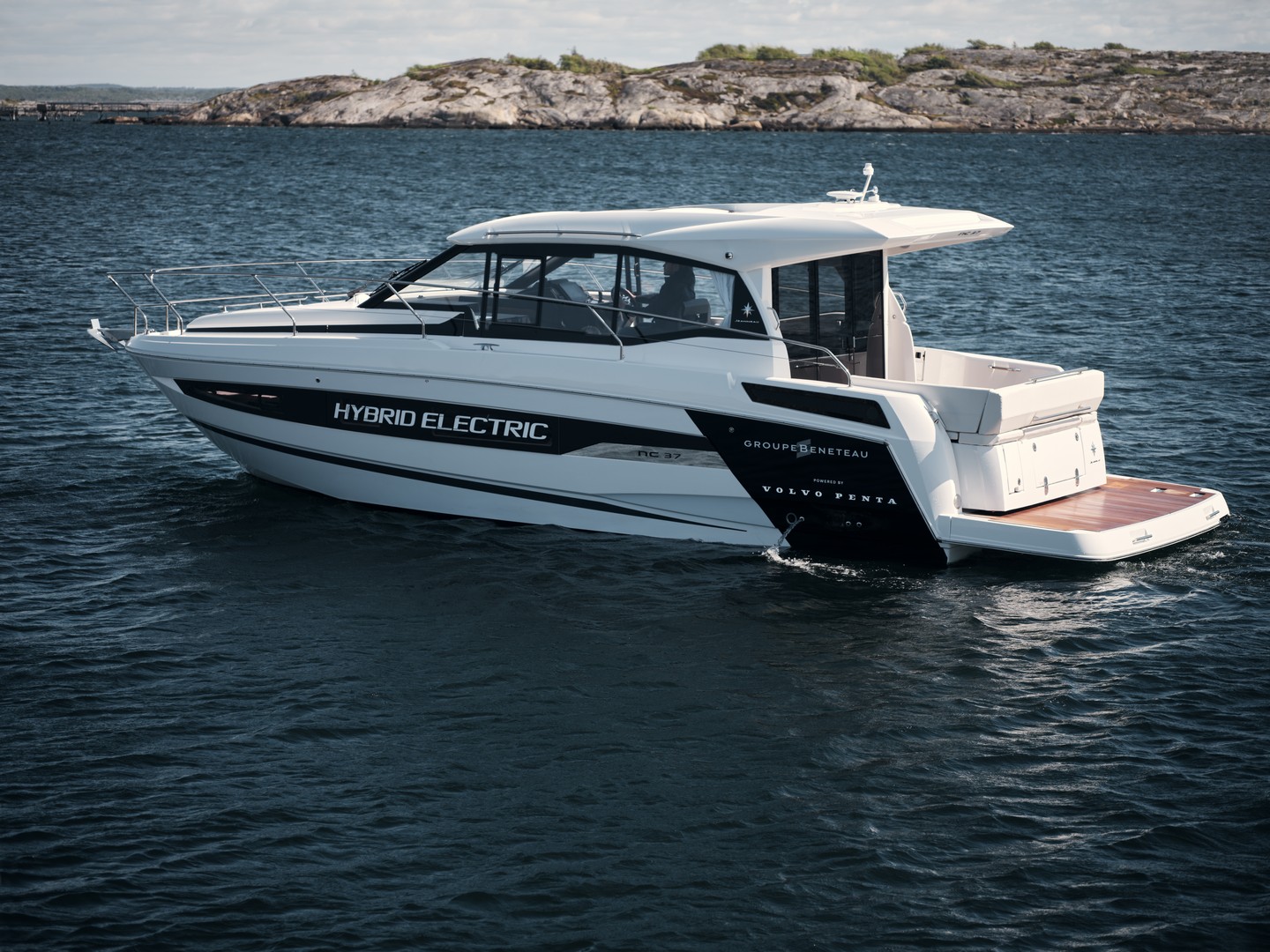 Jeanneau NC37 equipaggiato con il sistema Volvo Penta Plug-in Parallel Hybrid.