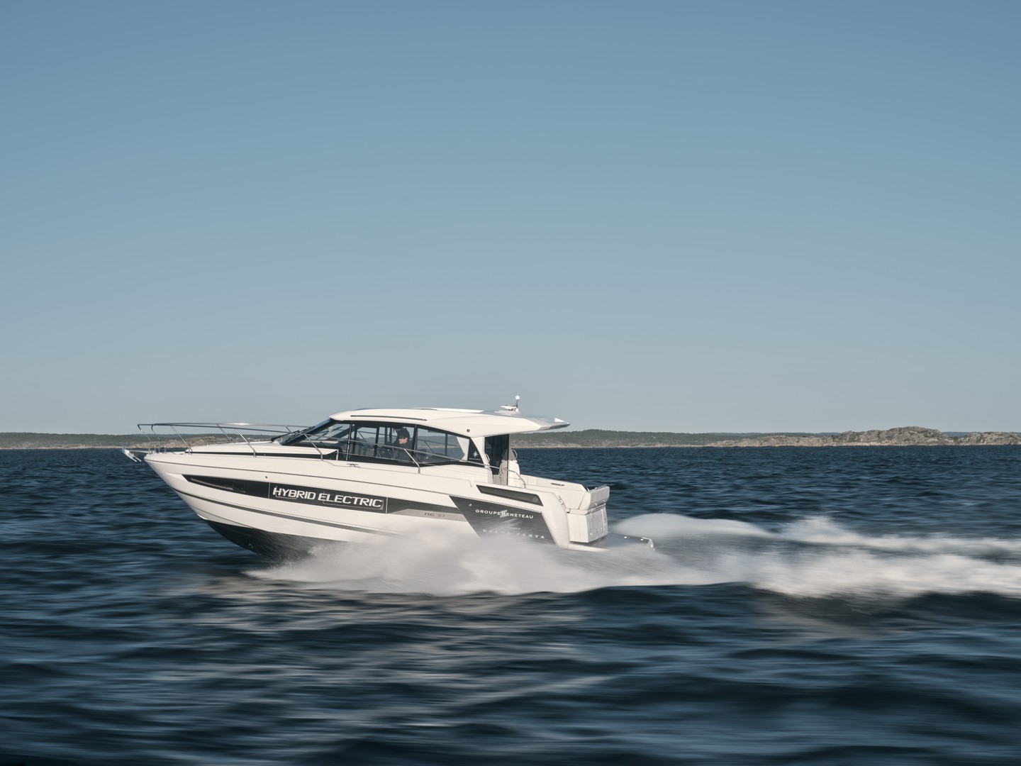 Jeanneau NC37 equipaggiato con il sistema Volvo Penta Plug-in Parallel Hybrid.