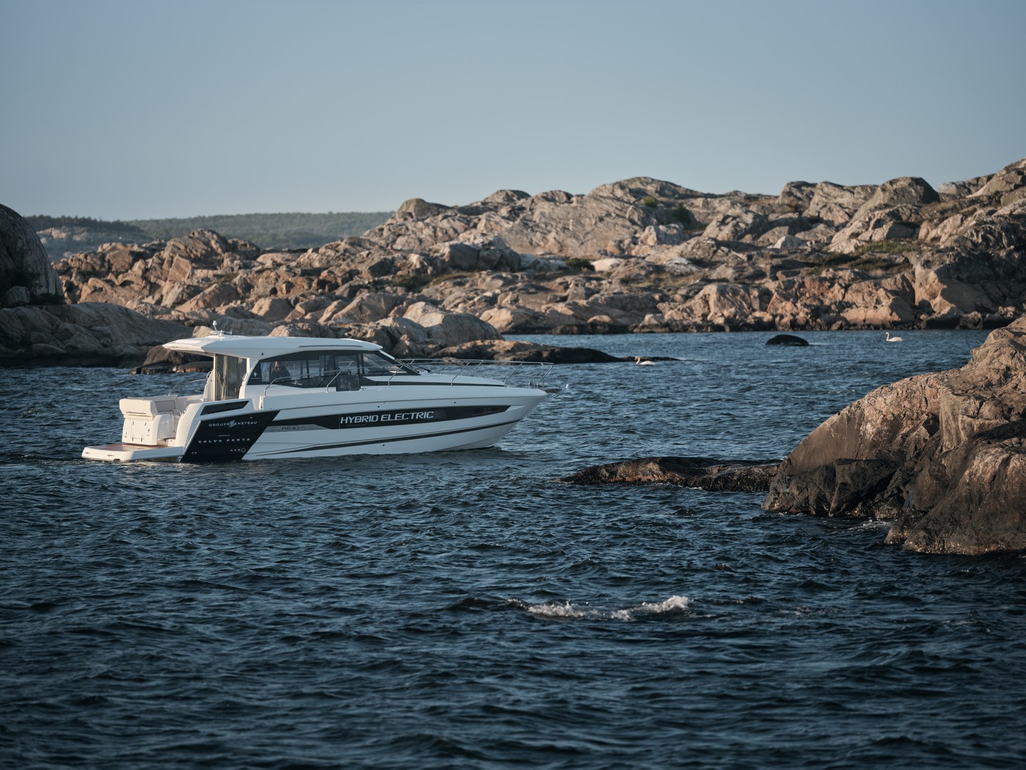 Jeanneau NC37 equipaggiato con il sistema Volvo Penta Plug-in Parallel Hybrid.