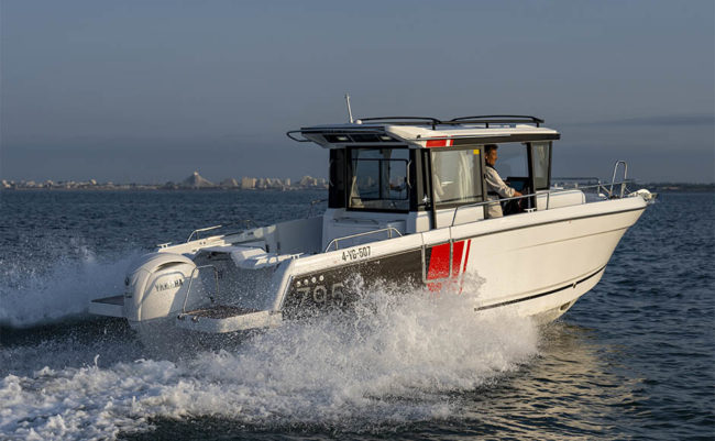 Jeanneau Merry Fisher 795 Sport con un motore fuoribordo Yamaha 200 cv.