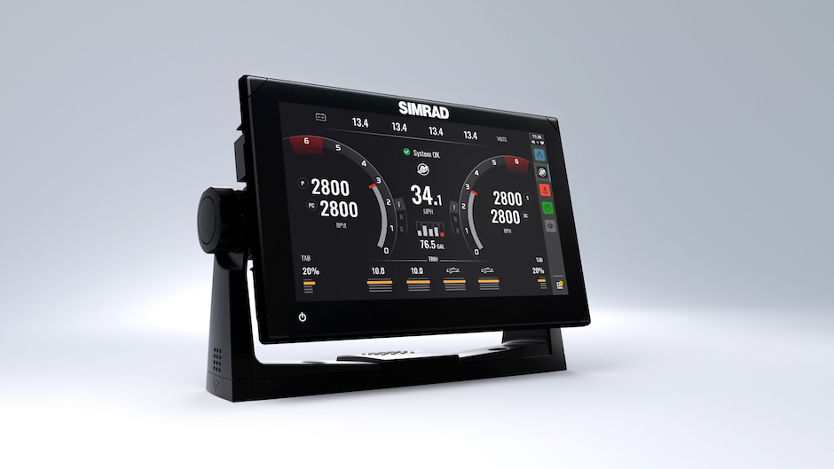 Chartplotter Simrad NSX con schermata dati di navigazione.