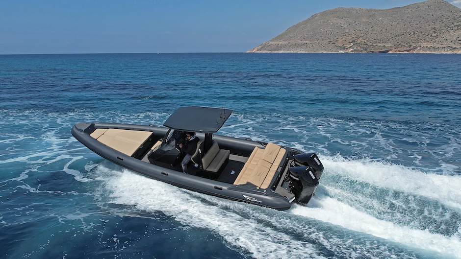 Ribco Blade 30, nove metri di lusso e design per un gommone con grinta da 60 nodi