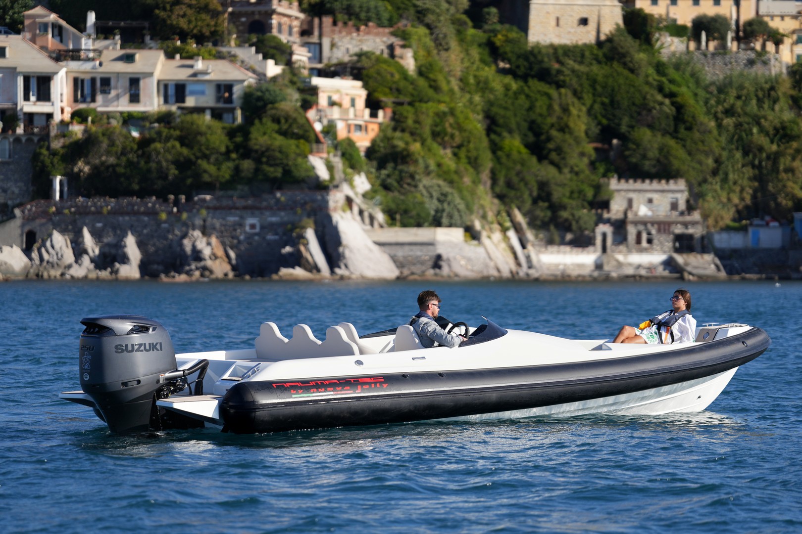 Naumatec 800 Freccia motorizzato con il Suzuki DF250 Kuro.