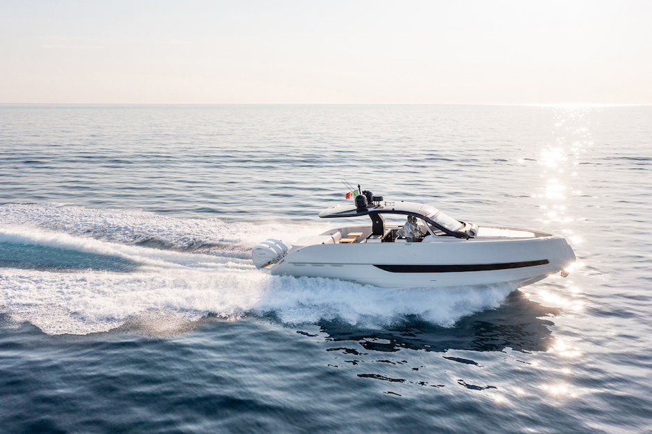 Invictus TT420S, è arrivata la versione fuoribordo con 1350 cv