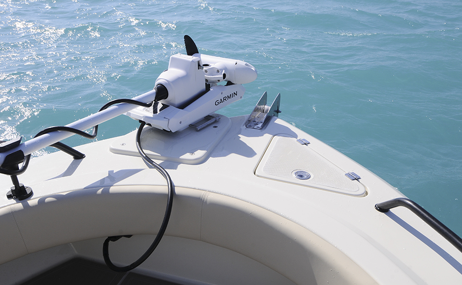 Prua con motore elettrico Garmin Force Kraken installato.
