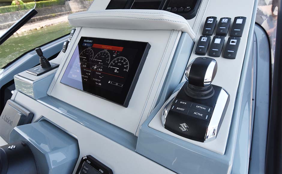 Plancia di comando del Ranieri Cayman 38.0 Executive.
