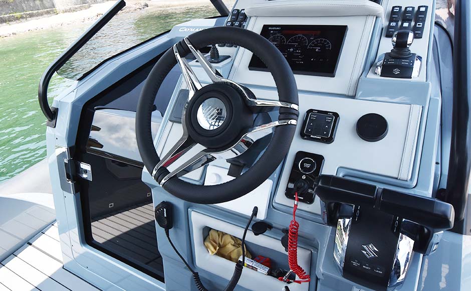 Plancia di comando del Ranieri Cayman 38.0 Executive.