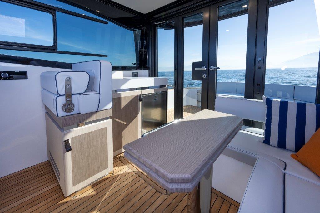 Quadrato sotto la tuga chiusa del Apreamare Gozzo 38 Cabin.