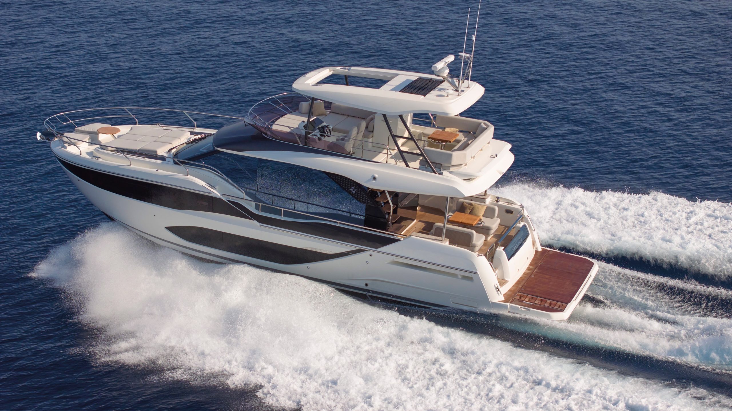 Prestige F5.7, la prova del secondo yacht della nuova generazione di flybridge. È un 17 metri