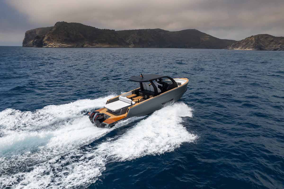 Max 43, il nuovo day cruiser in due versioni del "debuttante" brand spagnolo Maxim Yachts