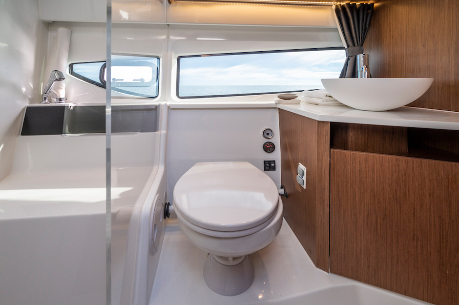 Bagno del Beneteau Antares 11 Coupé.