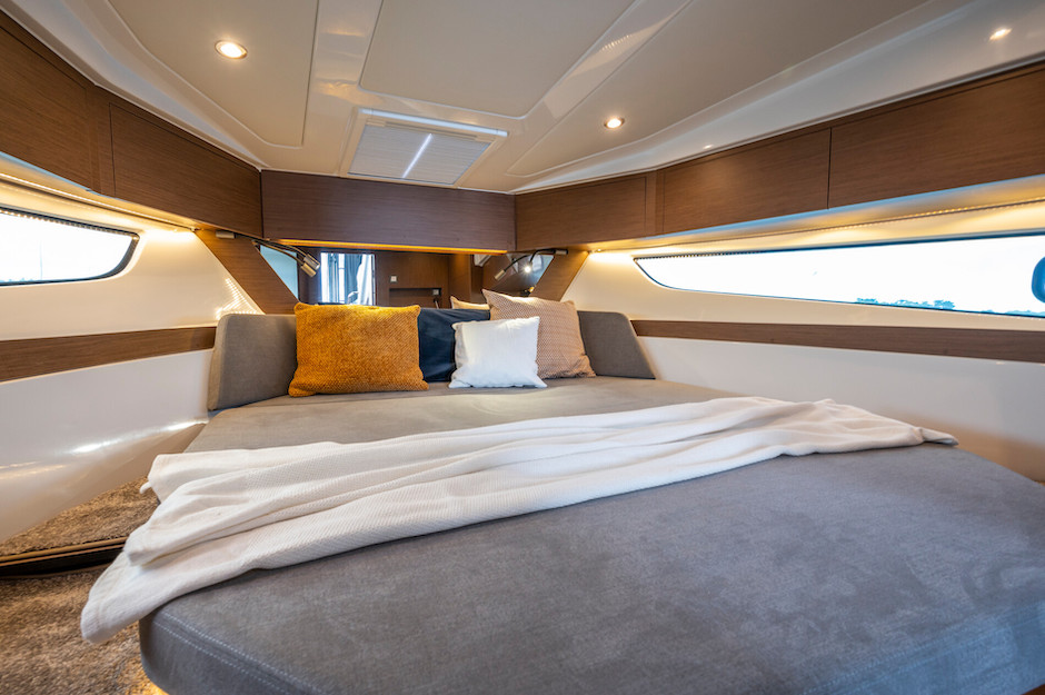 Cabina prodiera del Beneteau Antares 11 Coupé.