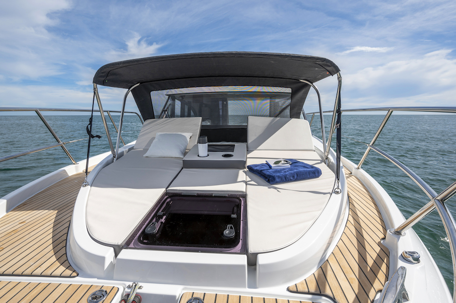 Prendisole di prua del Beneteau Antares 11 Coupé.