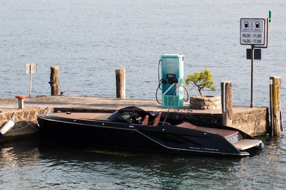 C'è il primo punto di ricarica elettrica sul lago di Garda. È a Gargnano da Nautica Feltrinelli