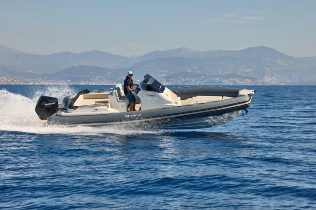 Breva 800 con un Mercury 300 cv.