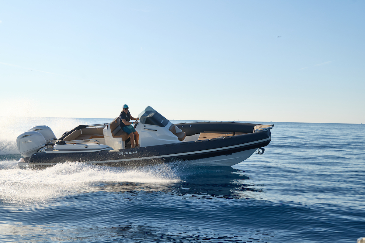 Doppia prova del Breva 800 con un Mercury da 300 cv e con due Yamaha da 200 cv