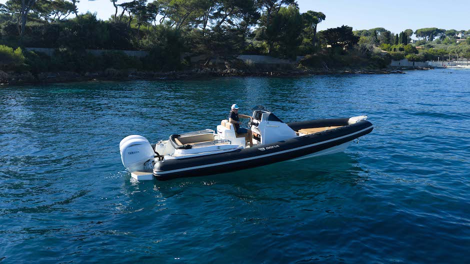 Breva 800 con due Yamaha da 200 cv.