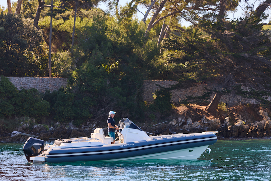 Breva 800 con un Mercury 300 cv.