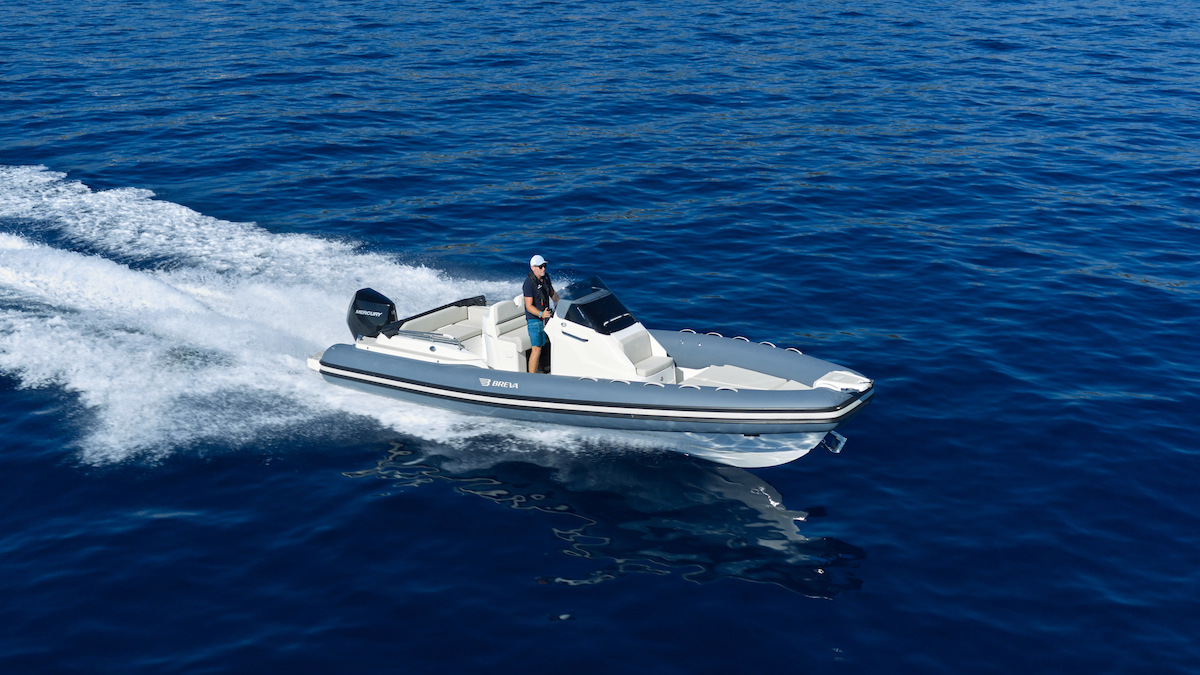 Breva 800 con un Mercury 300 cv.