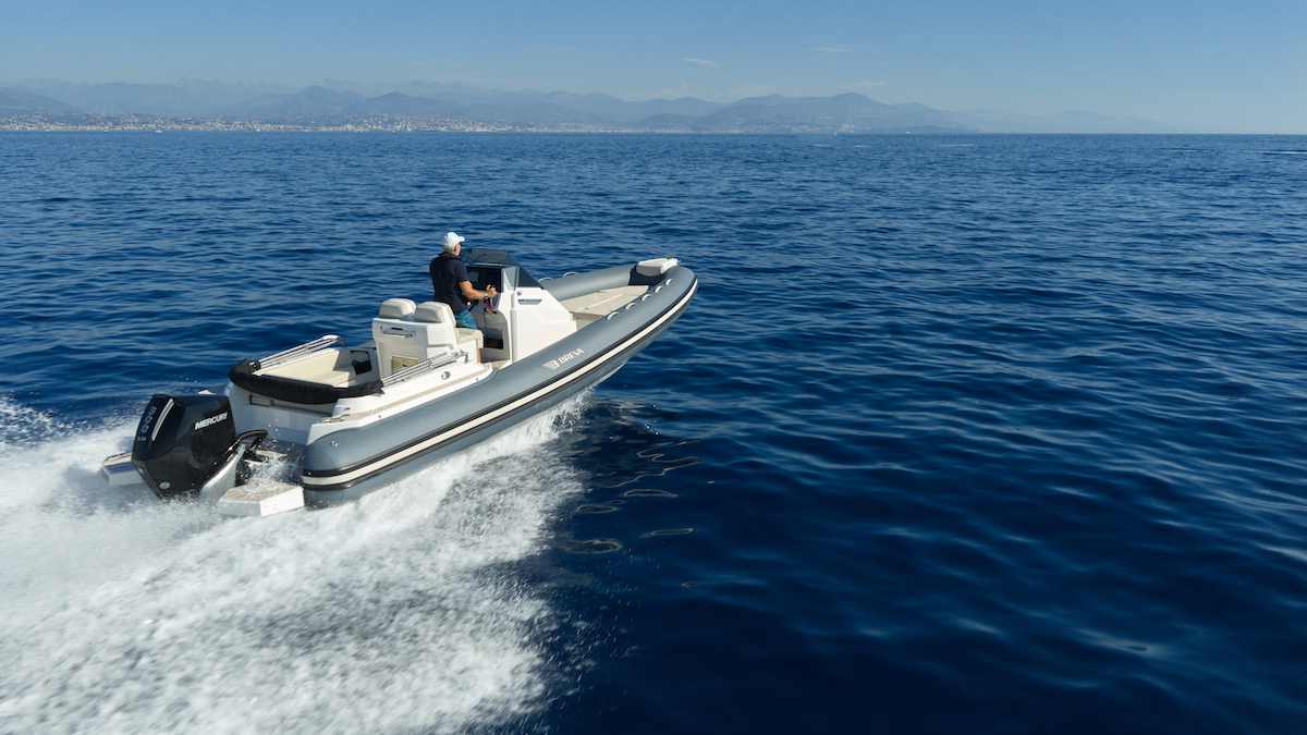 Breva 800 con un Mercury 300 cv.