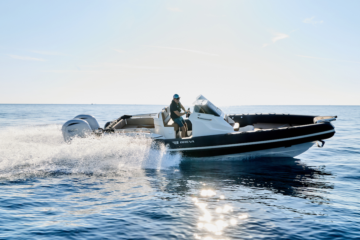 Breva 800 con due Yamaha da 200 cv.