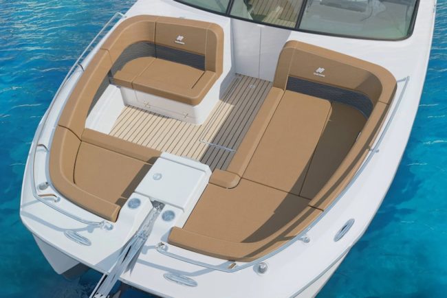 Pozzetto di prua con sedili color cognac.