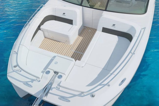 Pozzetto di prua con sedili bianchi.