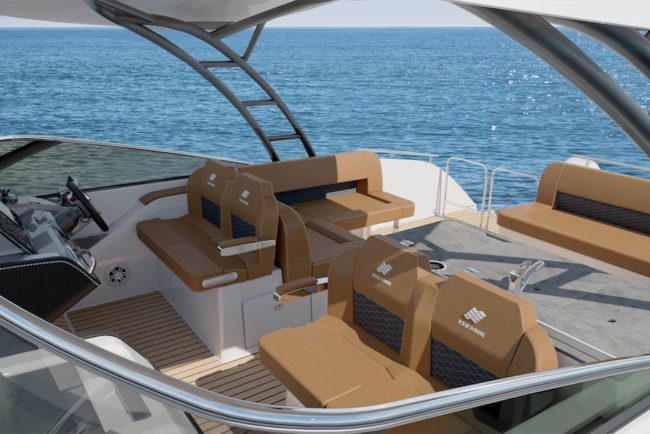 Pozzetto di poppa con i sedili color cognac.