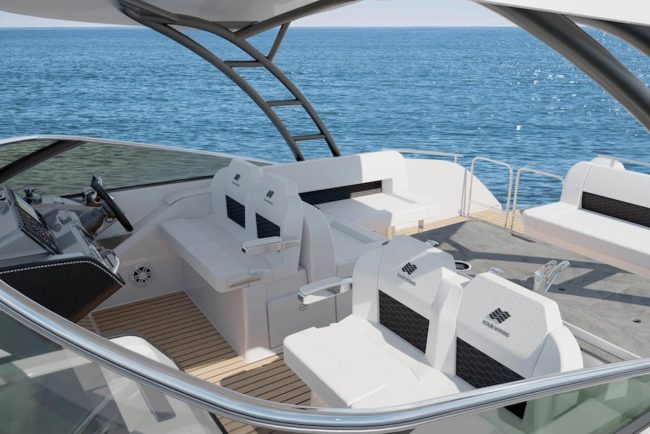 Pozzetto di poppa con i sedili bianchi.