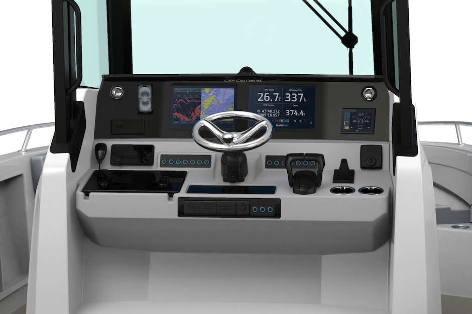 Plancia di comando dello Jeanneau Cap Camarat 9.0 CC Serie2.