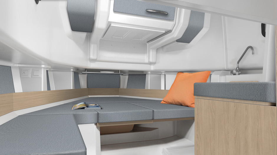 Vista prodiera della cabina dello Jeanneau Cap Camarat 9.0 CC Serie2.