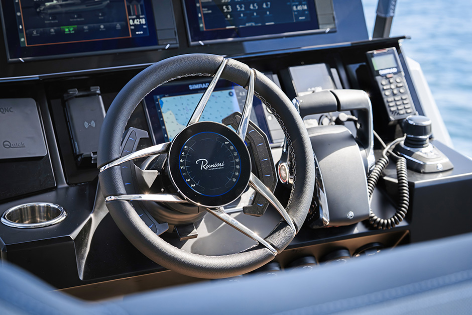 Volante Gussi con display che integra i comandi digitali di pilotaggio.