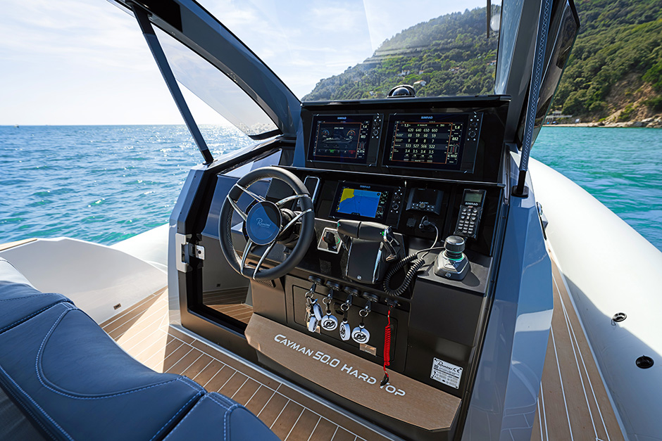 Plancia di comando del Ranieri Cayman 50.0 Hard Top.