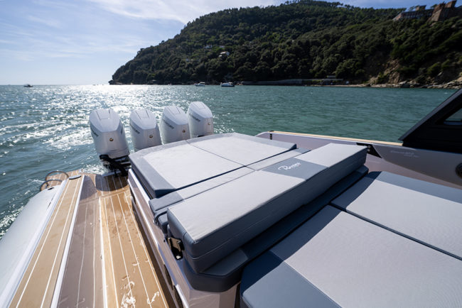 Prendisole di poppa e prendisole in pozzetto uniti in un'unica superficie.