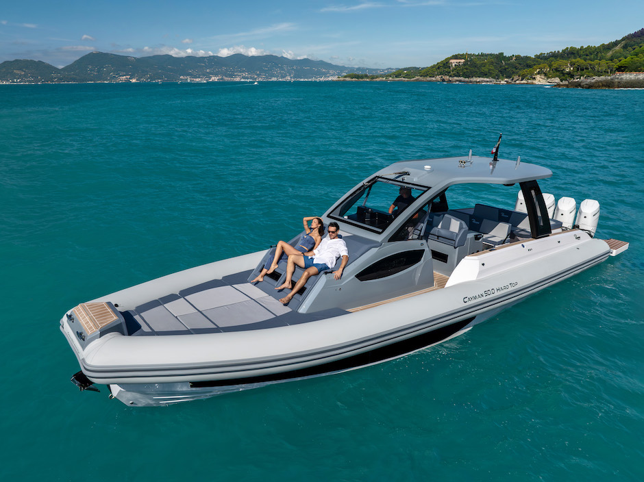 Ranieri Cayman 50.0 Hard Top con particolare vista del prendisole prodiero.