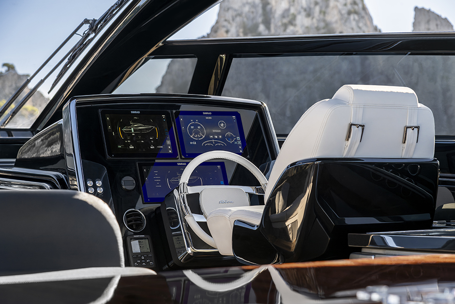 Postazione di comando del Riva 58 Capri.