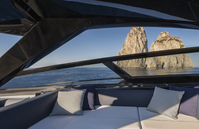 Dettaglio parabrezza a poppa.