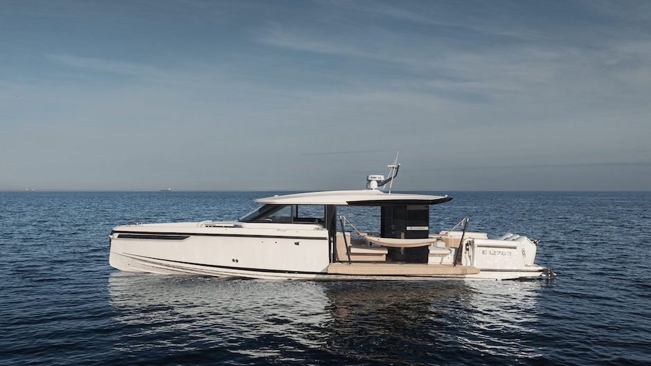 Saxdor 460 GTC, la barca performante che sa anche essere un'isola aperta sul mare