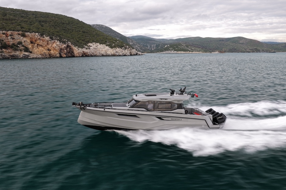 Sancak Svt 12 Phantom X in navigazione.