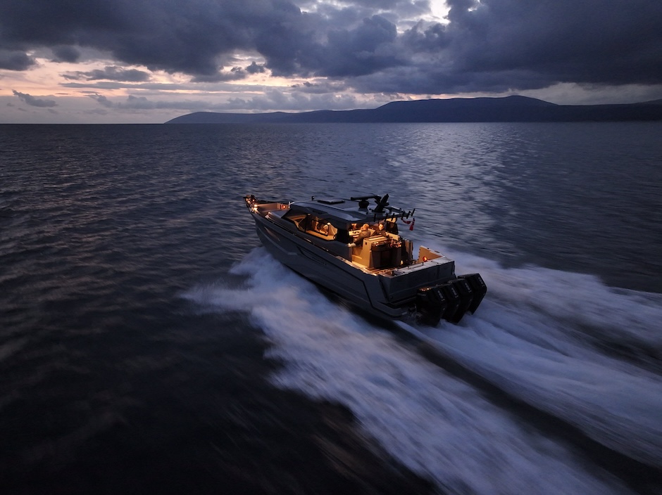 Sancak Svt 12 Phantom X in avigazione notturna.