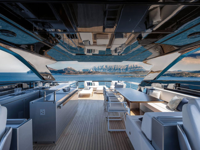 Flybridge visto da prua.
