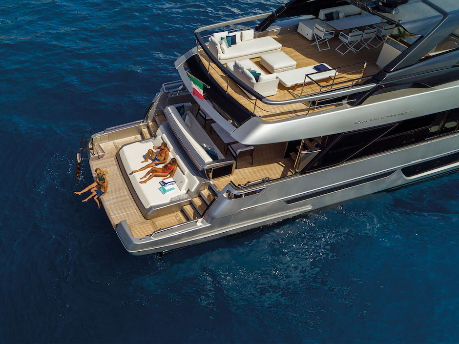 Riva 102 Corsaro Super vista aerea di poppa.