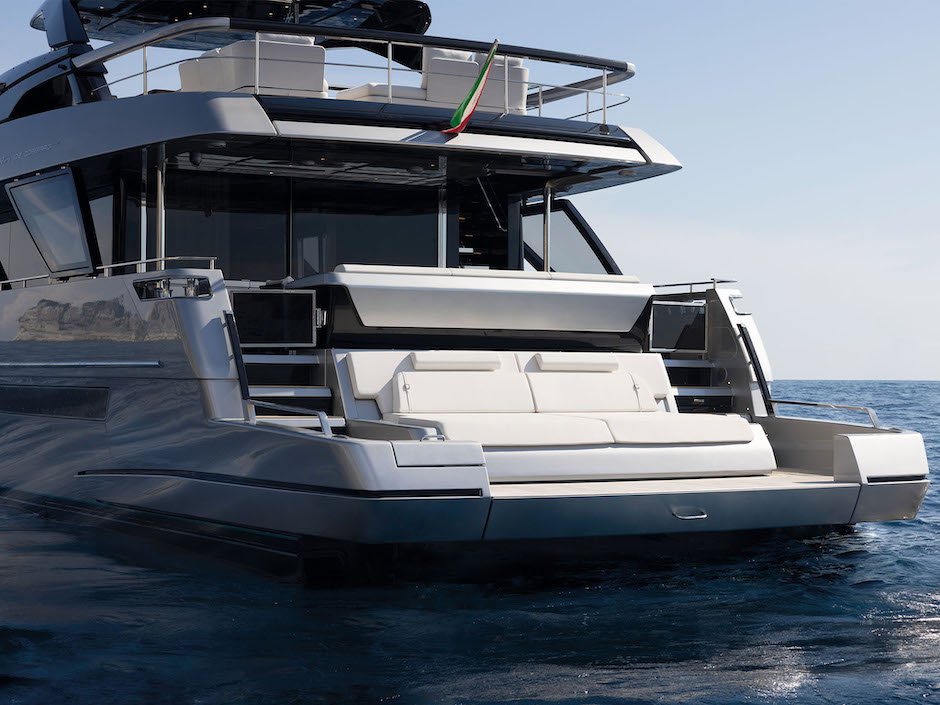 Riva 102 Corsaro Super vista di poppa.