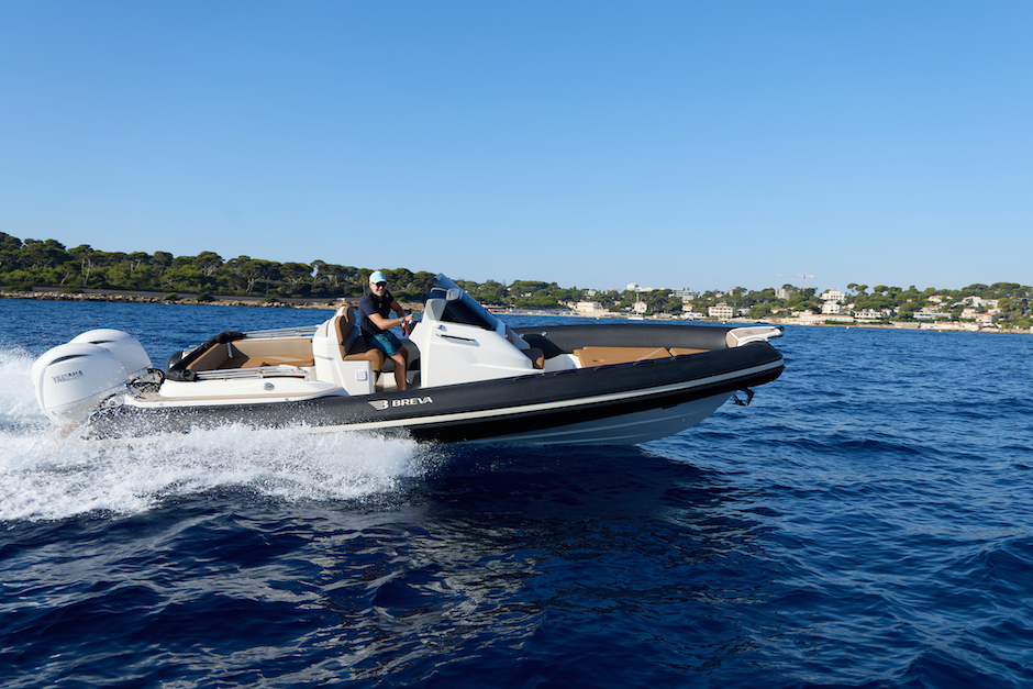 Breva 800 con due Yamaha da 200 cv.