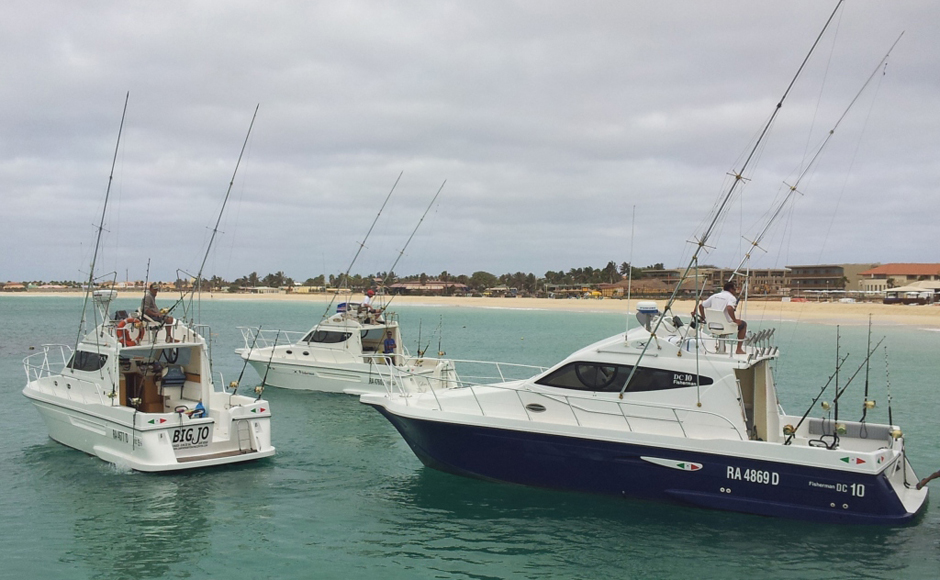Questa avventura allarga la flotta Dellapasqua a Capo Verde. Da sinistra, il DC9 Fisherman appena arrivato a Boa Vista, un altro DC9 arrivato via nave nel 2008 e il DC10 portato alle Canarie via nave e giunto a Capo Verde via mare nel 2011