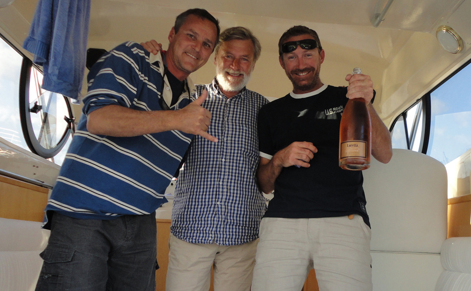 Il brindisi all'arrivo a Capo Verde. Da sinistra Giorgio Assolari, Dino Lendano e Luca Da Pozzo.