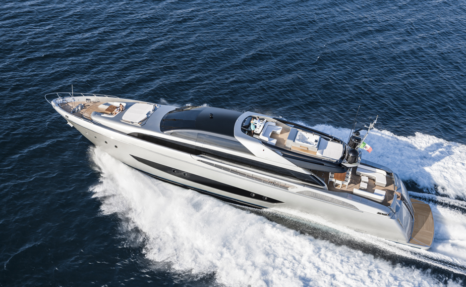 Riva 122 Mythos, la superammiraglia in alluminio