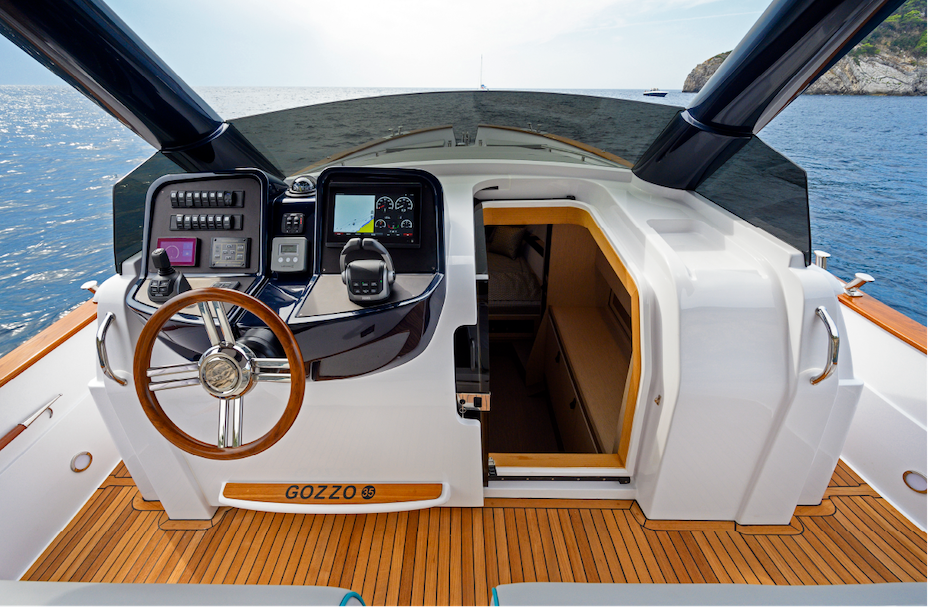 Apreamare Gozzo 35 Speedster, plancia di comando con accanto il tambuccio di ingresso sottocoperta.