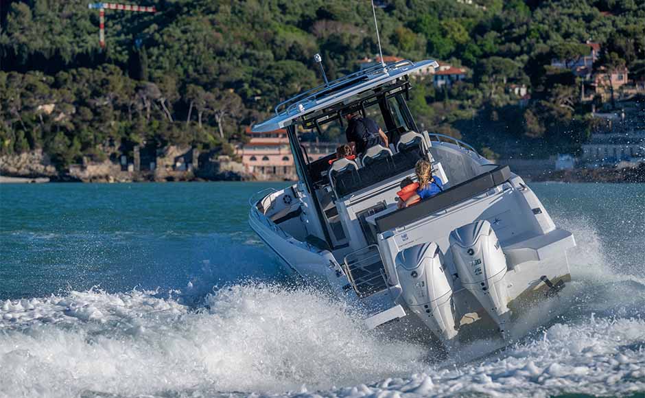 Jeanneau Cap Camarat 10.5 CC: corre anche con meno cavalli. Il nostro test con due Yamaha V6 350