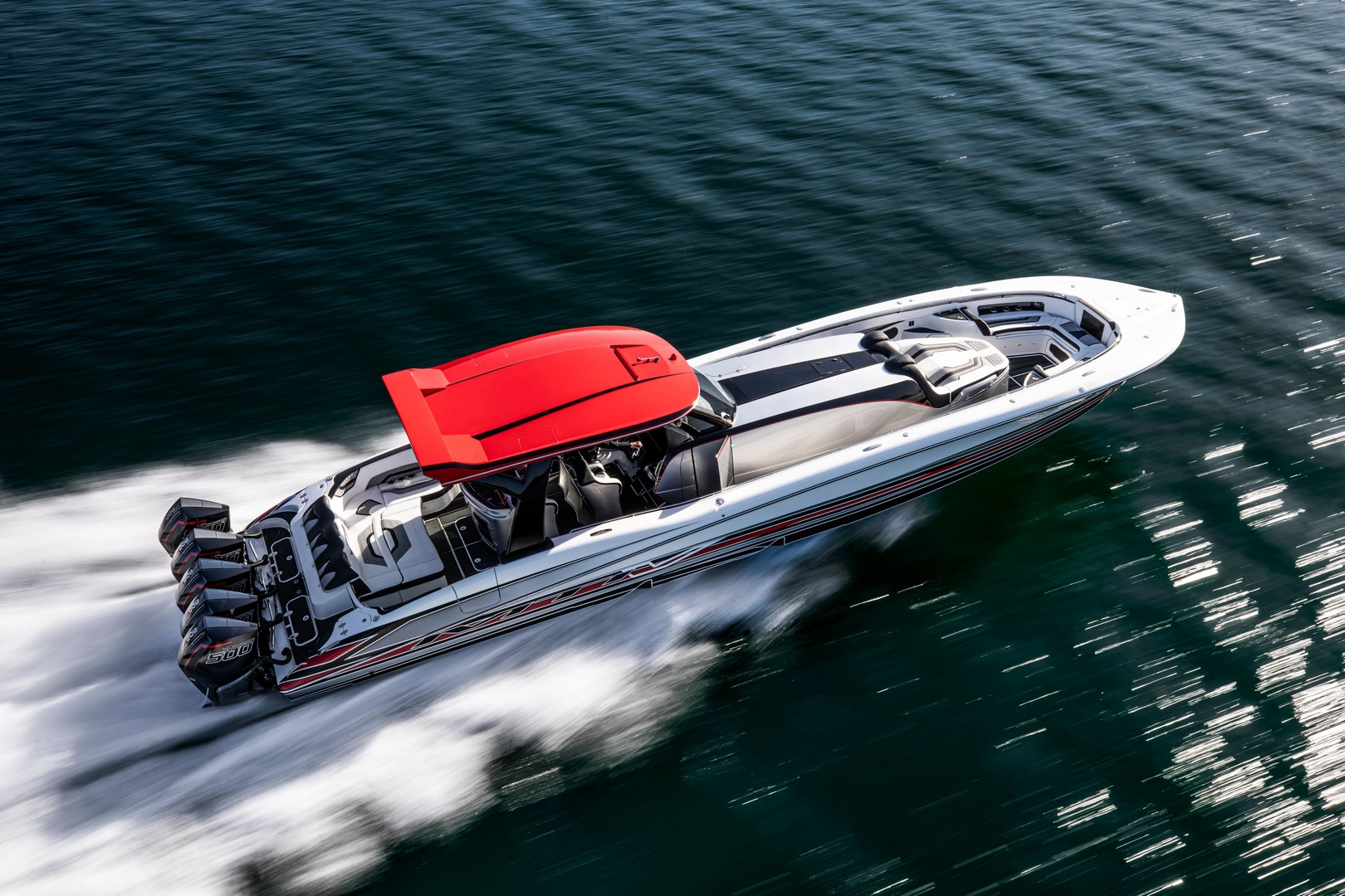 Barca con con cinque Mercury Racing V8 500R.